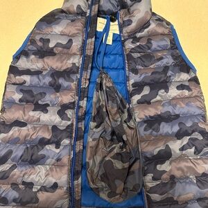 Amazon Essentials Blue and Camouflage Puffer Vest with Bag